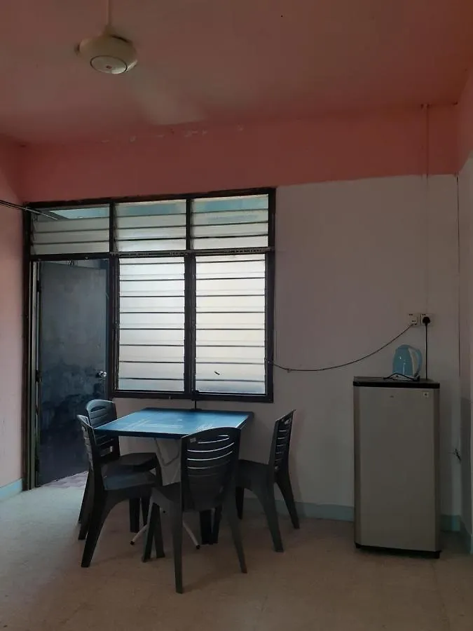 Homestay Idaman Tun Hussein - Harga Untuk 1 Rumah ,1 Bilik ,1 Bilik Air 4 Single Bed - Not Sharing Perai